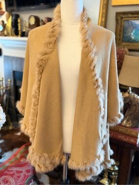 NWOT Heidi Kagan Designs Womens Camel Faux-Fur Trim Shawl. Gorgeous! One size.